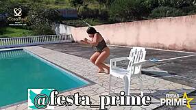 Novinha Rabuda Hooks Up with Tio DJ Jump Poolside Pounding