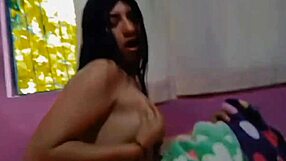 me encanta cabalgar mi almohada masturbarme y metiendome el dildo en mi gran culo latina