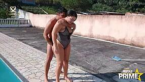 Novinha Rabuda Hooks Up with Tio DJ Jump Poolside Pounding