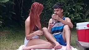 Fui tomar sol e o vizinho me pegou de quatro com seu pauzão molhado na buceta ao ar livre