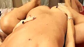 donna matura si fa pompare a gambe aperte