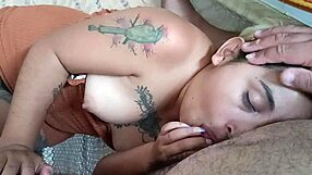 Puta mexicana mamando la verga de su esposo