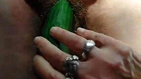 Oma neukt harige kut met komkommer