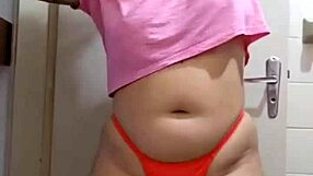 Girl shows big pussy flashing online