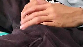 mi prima me la chupa mientras la familia esta abajo