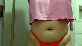 Girl shows big pussy flashing online