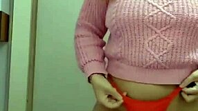 Girl shows big pussy flashing online
