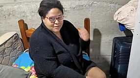professora leva gozada na cara e tem um squirt gostoso