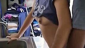 CHICA MEXICANA AMATEUR COGIDA LAVANDO VAJILLA