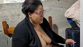 professora leva gozada na cara e tem um squirt gostoso