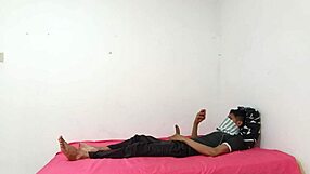 Verdad o reto hermanastros conversan y terminan haciendo retos calientes y sexuales
