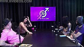 Duas Safadas Ficam Peladas Mostrando O Peito