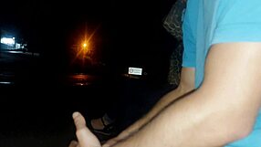 S�rio eu corro o risco de colocar meu pau na frente dessa mulher esperando o �nibus como ela vai reagir