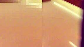Milf latina horny sacude el culo sobre su juguete sexual mientras es observada por su hijastro