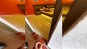 Milf latina horny sacude el culo sobre su juguete sexual mientras es observada por su hijastro