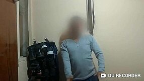 Hombre swinger atletico hace striptease casero y herecto para ellas