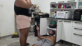 vizinho consegue arrumar meu armario e depois me fuder na cozinha mais quero dentro do cuzinho