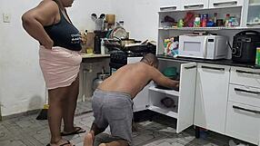 vizinho consegue arrumar meu armario e depois me fuder na cozinha mais quero dentro do cuzinho