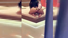 Milf latina horny sacude el culo sobre su juguete sexual mientras es observada por su hijastro