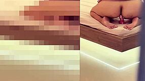 Milf latina horny sacude el culo sobre su juguete sexual mientras es observada por su hijastro