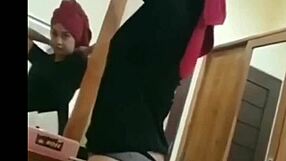 Indonesian girl shows off her big pantat palsu in video