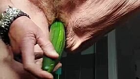 Oma neukt harige kut met komkommer