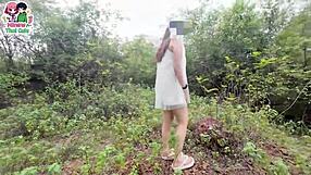 สาวไทยแวะป่าข้างทางเดินเล่นก่อนเล่นหีตัวเอง. เสียงไทย
