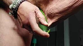 Oma neukt harige kut met komkommer