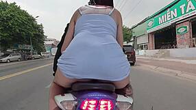 Esposa na garupa da moto sem calcinha se exibe